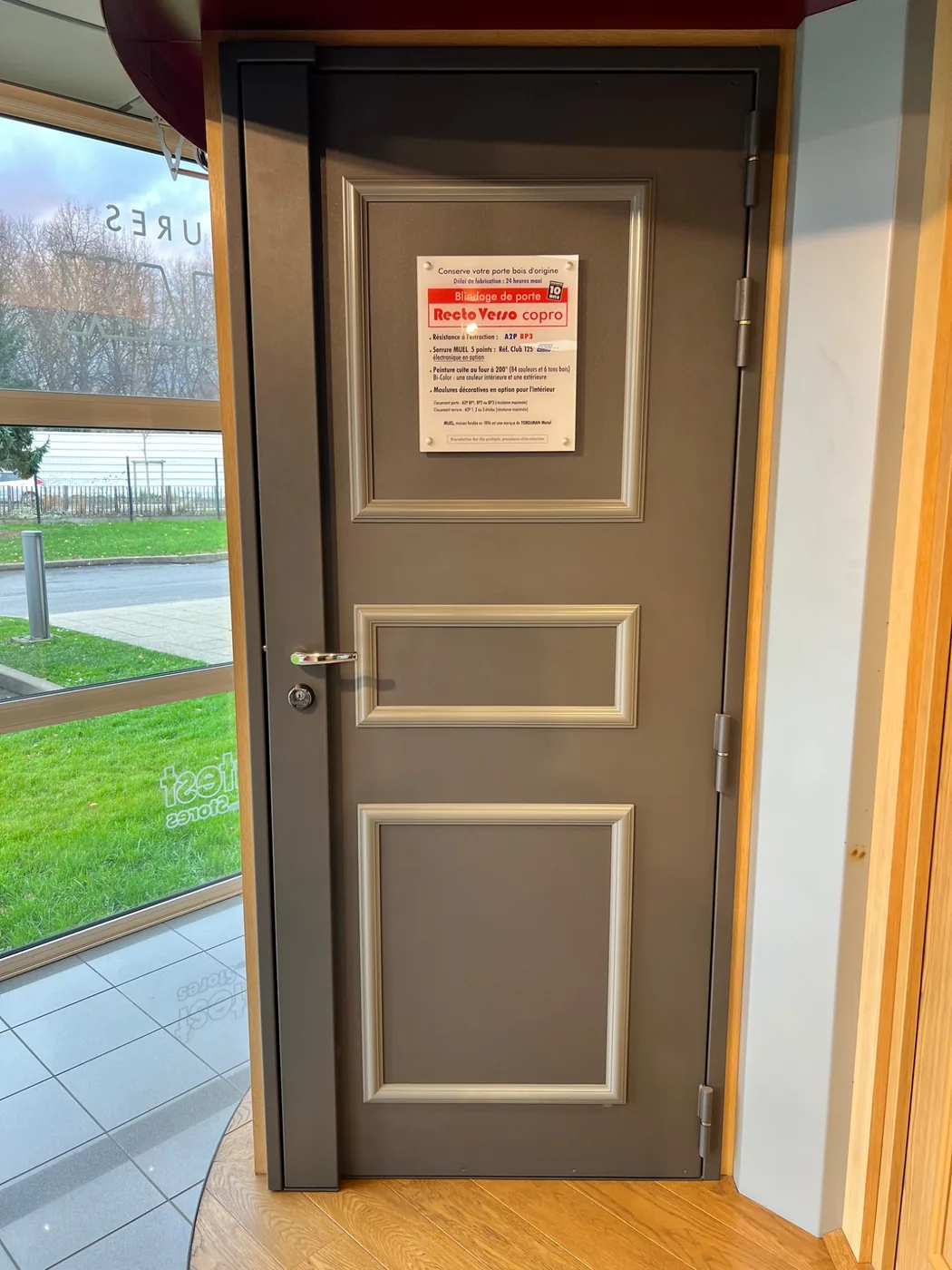 Porte blindée vitrée en showroom serrurerie