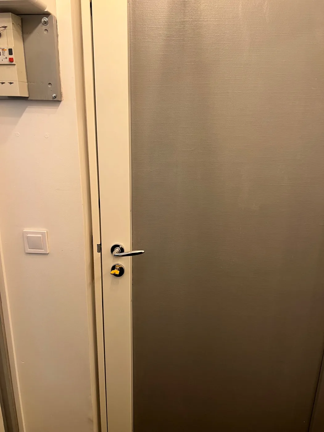 Porte palière sécurisée après intervention serrurier à Paris
