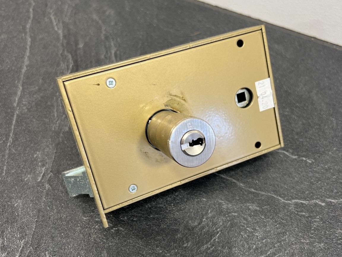 Serrure en applique beige vue arrière
