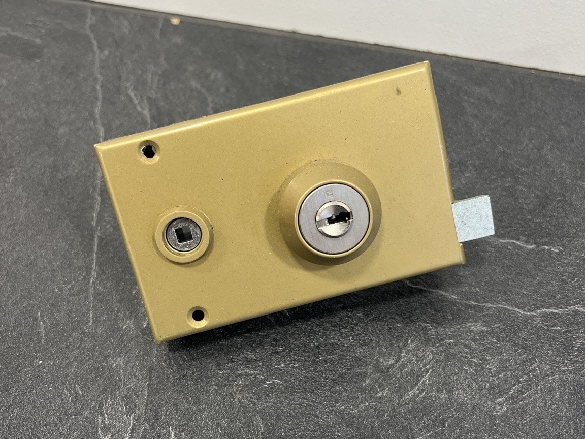 Serrure en applique pour remplacement de serrure à Paris